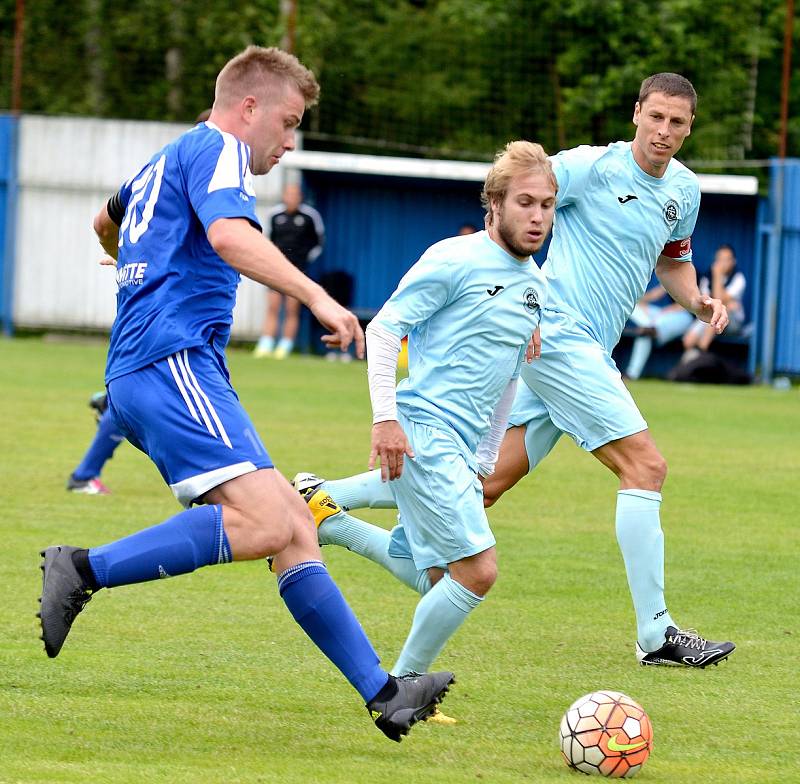 Divizní Chomutov (ve světlém) potvrdil své kvality, když na hřišti Nejdku (v modrém) urval výhru 3:1, čímž si zajistil postup do prvního kola MOL Cupu, ve kterém v sobotu 22. července bude hostit od 17.00 hodin Vyšehrad.