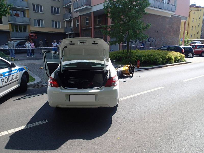 Při vážné nehodě v Karlových Varech zemřel motorkář.