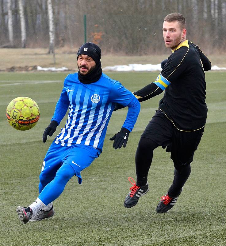 Generálkové utkání Viktorii Mariánské Lázně (v černém) nevyšlo, když podlehla Ostrovu (v modrém) 3:1.