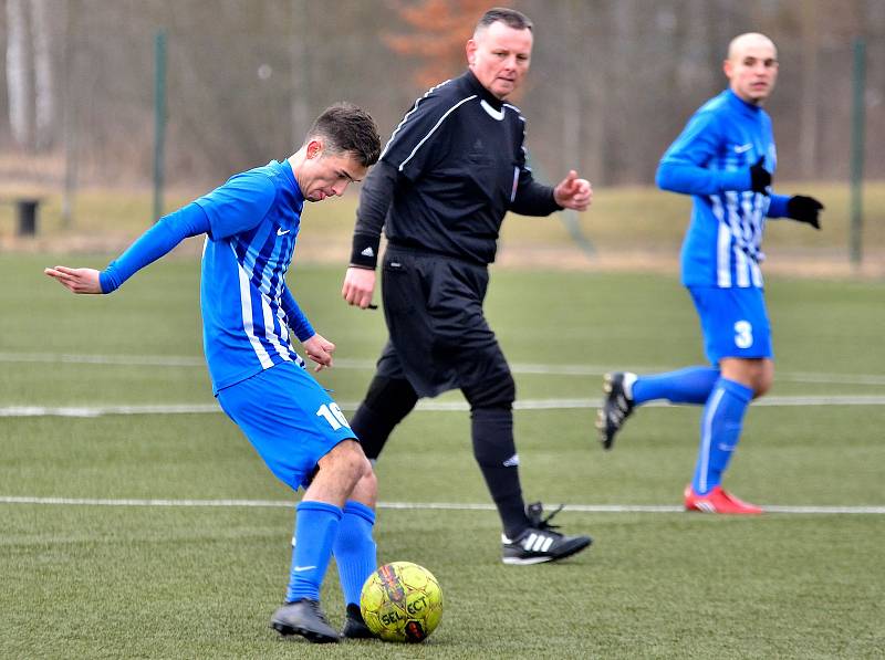 Vstup do jarní části krajského přeboru měli fotbalisté ostrovského FK (v pruhovaném) vítězný. Na svém hřišti deklasovali v poměru 8:0 chodovský Spartak (v červenočerném).