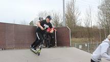 Ostrovský skatepark je opět otevřený. V sobotu zde dováděli kluci na koloběžkách.