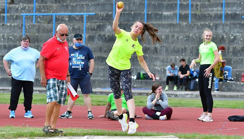 Vrhačské víceboje. Celkem prověřilo své síly na tuhnickém stadionu dvaapadesát závodníků.