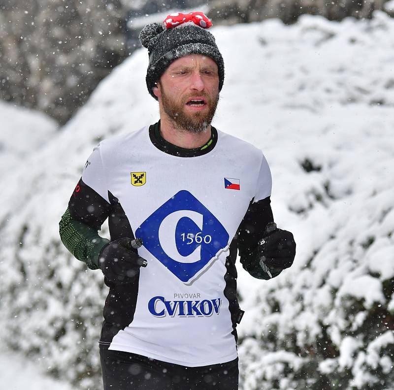 Dvanáctým dílem pokračoval o víkendu 20. ročník Zimního běžeckého poháru Kadaň. Tentokrát čekal závodníky, kterých se sešlo na startovním roštu 186, desetikilometrový Běh historickou Kadaní.