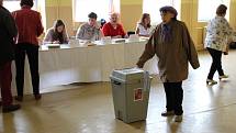 Do volební místnosti v Karlových Varech - Bohaticích se hrnuli voliči od otevření místnosti. Volit sem přišla i hejtmanka Jana Vildumetzová a ministr dopravy Dan Ťok.