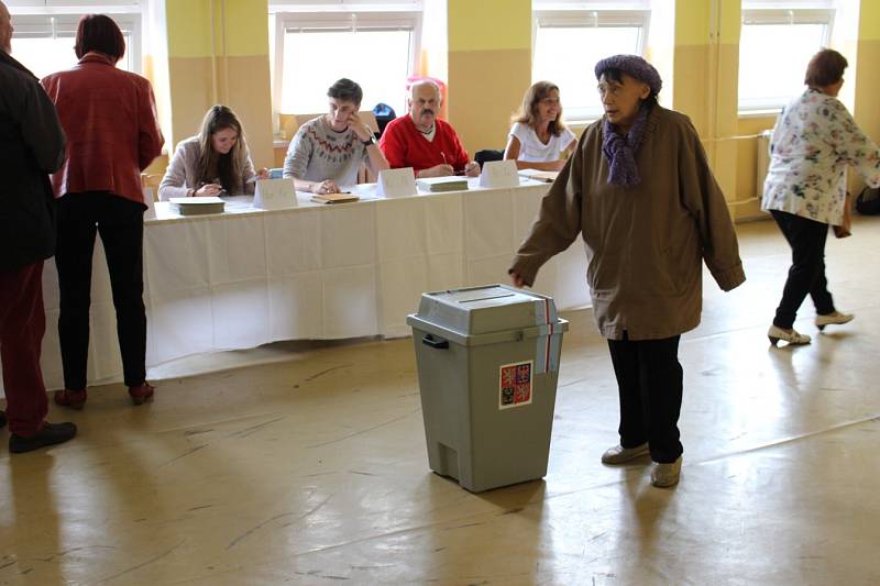 Do volební místnosti v Karlových Varech - Bohaticích se hrnuli voliči od otevření místnosti. Volit sem přišla i hejtmanka Jana Vildumetzová a ministr dopravy Dan Ťok.