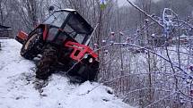 Na sněhu havaroval i traktor, osobní vůz narazil do domu