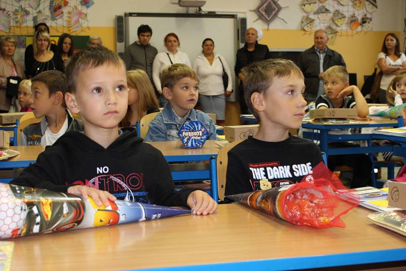 V Karlovarském kraji začal nový školní rok. Zaznamenali jsme zahájení školního roku v základních školách v Dolním Žandově, Lokti a před ZŠ Dukelská v Karlových Varech.