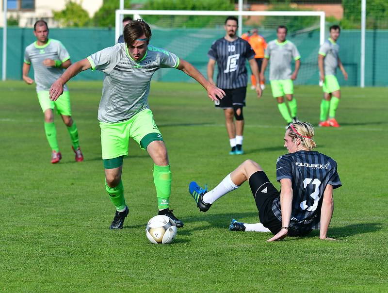 Fotbalová tour v podání hokejistů karlovarské Energie skončila. Energetici ji zakončili porážkou v Sedleci, kde nestačili na tamní výběr, za který nastoupily i dvě fotbalové legendy Tomáš Řepka a Lumír Mistr, kterému po velké bitvě podlehli 1:3.