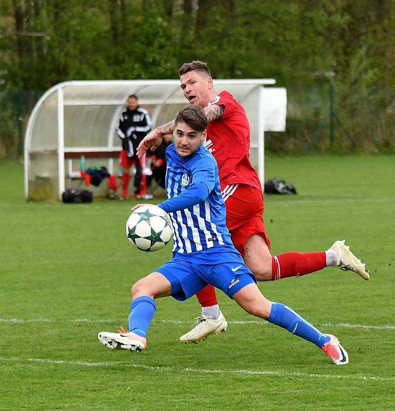 Ostrov doma nestačil na Zbuzany (v červeném), kterým podlehl 1:5.