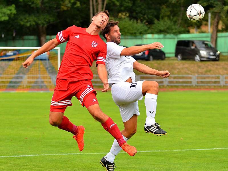 Mariánskolázeňským viktoriánům (v bílém) vstup do podzimní části Fortuna Divize A vůbec nevychází. Po propadáku v Dobříši nestačili v domácí premiéře na favorizovaný Tachov (v červeném), kterému nakonec podlehli 0:2.