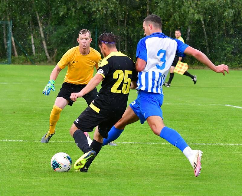 V nastaveném čase rozhodl brankou na 3:2 o výhře Březové v souboji s Ostrovem útočník David Vaněček.