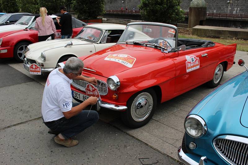 Účastníci 5. ročníku Carlsbad Classic, veteránské soutěže automobilů.