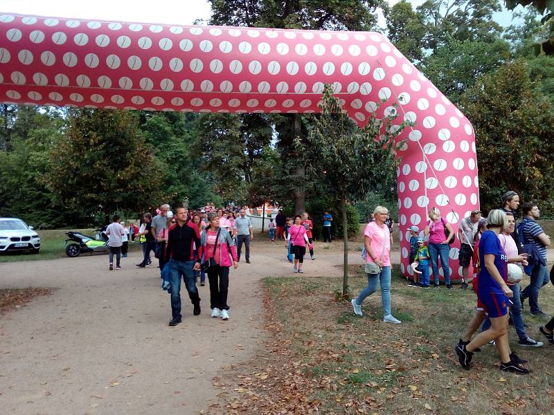 V Ostrově se při druhém ročníku Avon pochodu na podporu boje s rakovinou prsu vydaly desítky lidí