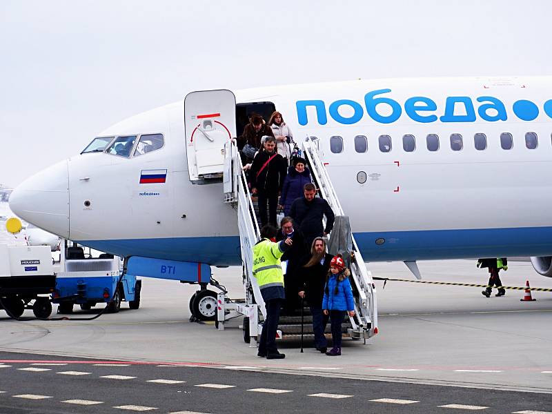 Přistání prvního letu aerolinek Pobeda v Karlových Varech.