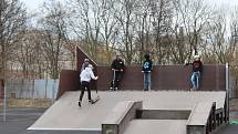 Ostrovský skatepark je opět otevřený. V sobotu zde dováděli kluci na koloběžkách.