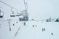 Sníh už z Neklidu zmizel, lyžařská sezona skončila. To, co po ní na sjezdovkách zbylo, je nyní třeba uklidit.