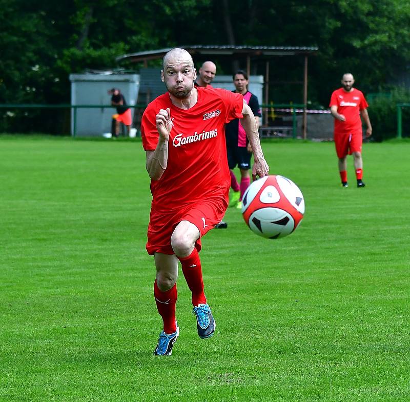 Sedlec (v červeném) deklasoval na dvorském stadionu jedenáctku Dvorů v poměru 6:2.