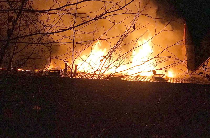 Hořící střecha opuštěného objektu pod Třemi kříži v Karlových Varech. Foto HZS