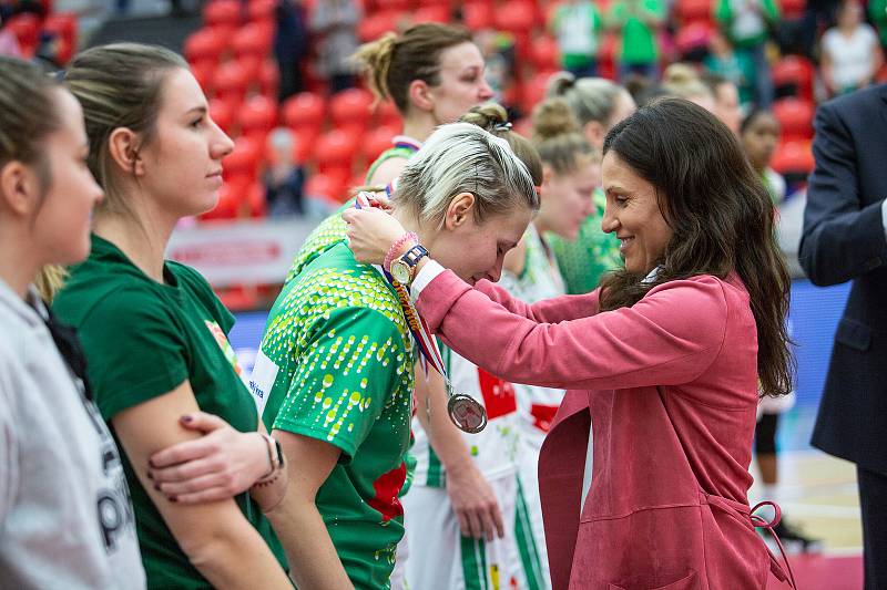 Finálový zápas finálového turnaje českého poháru basketbalistek v Karlových Varech, KP Brno  (v zelenobílém) - Sokol Nilfisk Hradec Králové