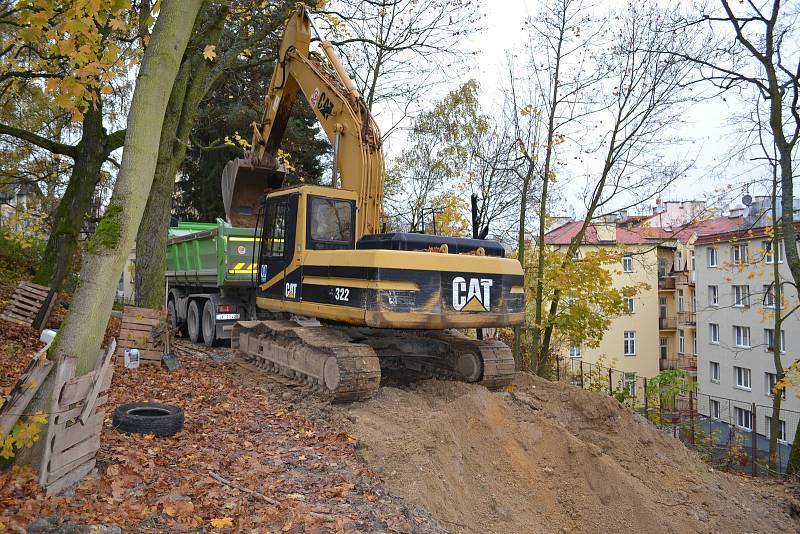 Gabionová zeď, kterou navrhli karlovarští statici, má zajistit velmi nebezpečný svah nad kinem Čas.