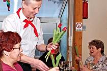 TRADIČNÍ karafiáty, spojované spíše s dobou minulou, postupně nahrazují jiné květiny. Například loni se na oslavách v chebské hospůdce Domeček nadělovaly tulipány.
