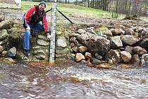 KLIMATOLOG Rudolf Kovařík při včerejší kontrole hladiny řeky Rotavy. Její hladina během uplynulých dní, stejně jako další vodní toky v regionu, znatelně stoupla. Nyní se již vrací k normálu. 