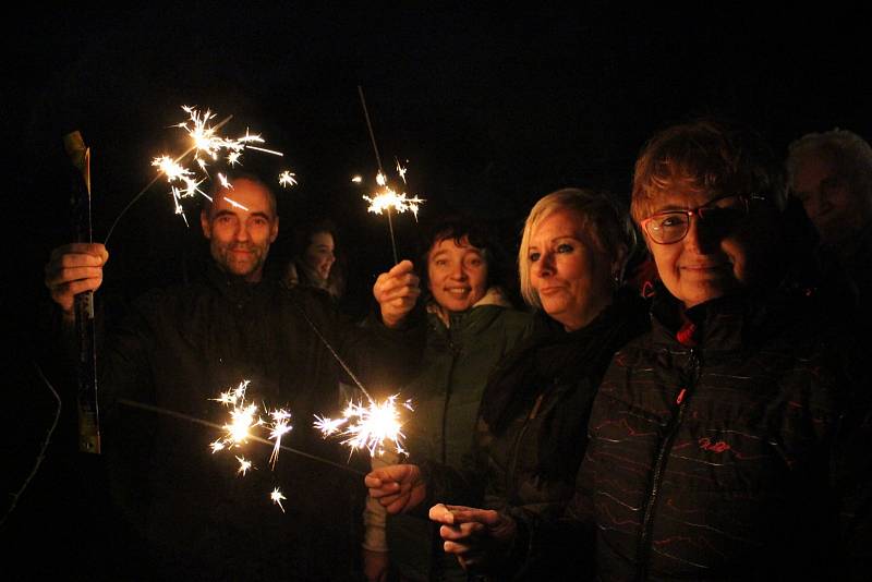 Příchod nového roku slavily tisíce lidí ve velkých městech Karlovarského kraje, ale i v malých obcích. Sousedé a přátelé se tak sešli například v Hlavně na Sokolovsku, kde si užívali té pravé silvestrovské zábavy a nechyběl ani půlnoční ohňostroj.