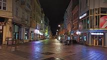 Ulice v Karlových Varech jsou po 21. hodině liduprázdné.