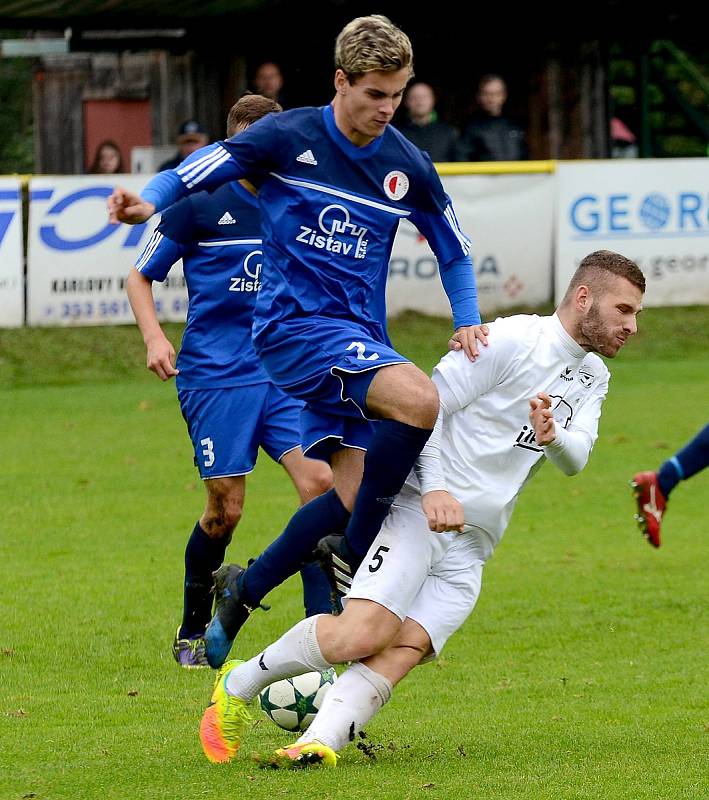 Krajské divizní derby nevyšlo hráčům Mariánských Lázní (v bílém) podle jejich představ, když museli skousnout potupnou prohru 0:6.