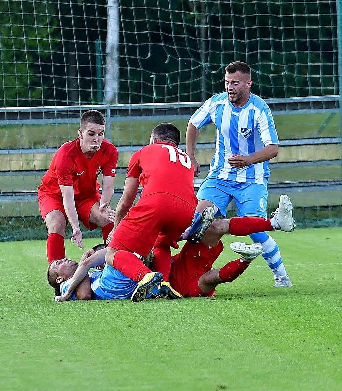 Krajské derby mezi Ostrovem (v červeném) a chebskou Hvězdou (v pruhovaném) bylo ukončeno za stavu 1:1.