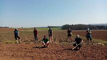 Běžci z Rozběháme Vary už nějaký ten den brigádničí na Farmě Stebno u Petrohradu. Foto: Rozběháme Vary