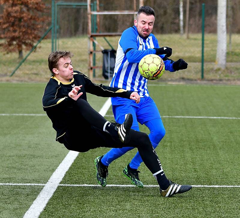 Divizní derby mezi ostrovským FK a mariánskolázeňskou Viktorií rozhodla jediná trefa, kterou obstaral viktorián Jakub Lattisch.