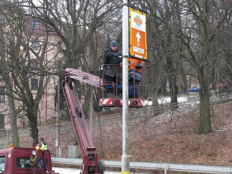 V Karlových Varech mizejí bilboardy od některých silnic.