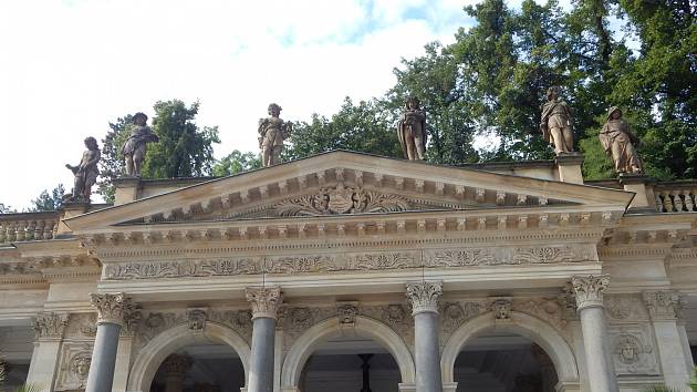 Mlýnská kolonáda je jednou ze čtyř kolonád Karlových Varů a v současnosti také největší.