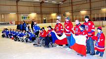 Česká výprava nastoupena k slavnostnímu ceremoniálu.