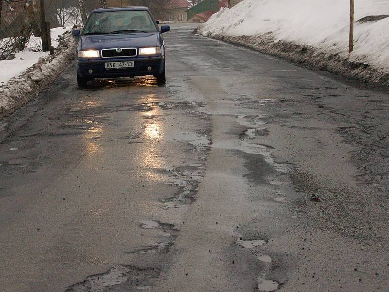 Je libo zničit podvozek? Tento stav silnic v Krušných horách je podle motoristů skutečně katastrofální. Víc než třicet se prý stejně jet nedá, i kdyby zde značka nebyla.