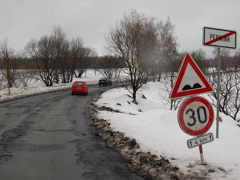 Je libo zničit podvozek? Tento stav silnic v Krušných horách je podle motoristů skutečně katastrofální. Víc než třicet se prý stejně jet nedá, i kdyby zde značka nebyla.