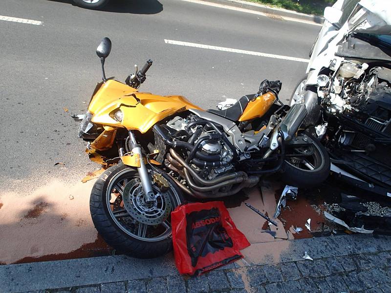 Při vážné nehodě v Karlových Varech zemřel motorkář.