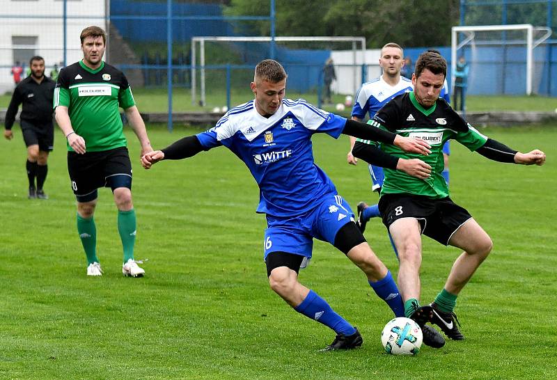 FK Nejdek (v modrém) slavil sté výročí duelem s karlovarskou Energií, remízou 8:8.