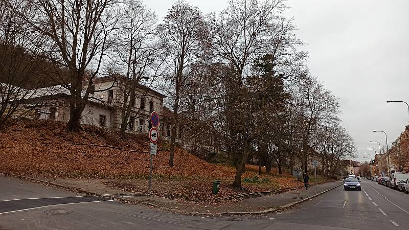 Parčík naproti hostinci Černá Plzeň by si také zasloužil proměnu.