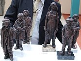 Bronzové sošky postav z románu Bylo nás pět Karla Poláčka s Rampepurdou.