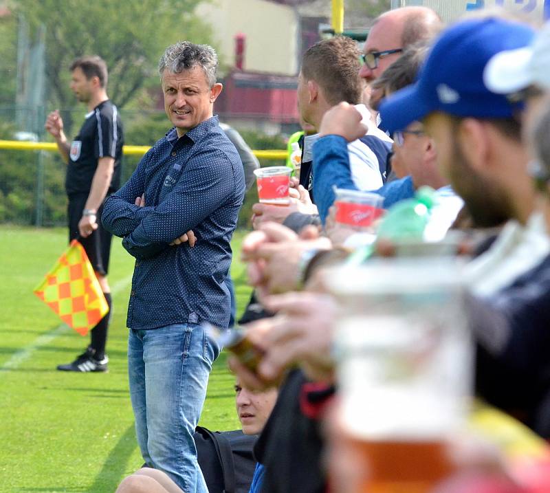 První jarní krajské derby bylo o víkendu na programu na dvorském stadionu, kde tvrdili roli favorita hráči v trikotech karlovarského 1.FC, kterým se postavila do cesty fotbalová družina Mariánských Lázní (ve žlutém). Právě Mariánské Lázně na půdě favorita