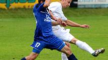 Krajské divizní derby nevyšlo hráčům Mariánských Lázní (v bílém) podle jejich představ, když museli skousnout potupnou prohru 0:6.