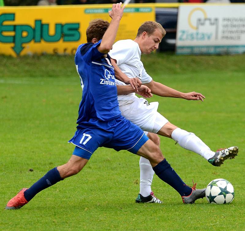 Krajské divizní derby nevyšlo hráčům Mariánských Lázní (v bílém) podle jejich představ, když museli skousnout potupnou prohru 0:6.