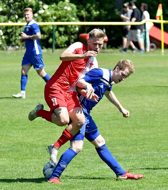 Karlovarská Slavia se loučila s domácím prostředím ve Fortuna ČFL porážkou 3:4 s Velvary (v modrém).