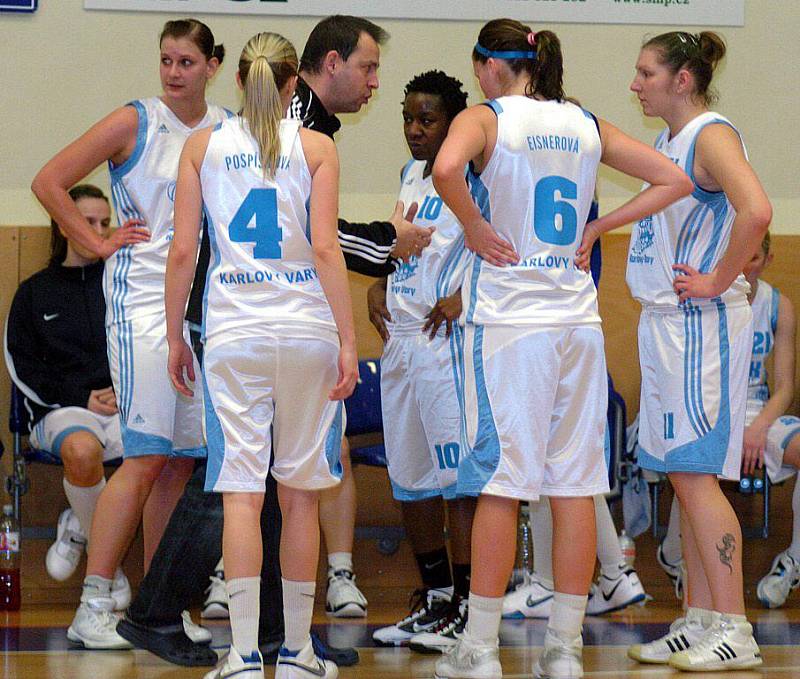 Basketbalistky Lokomotivy (v bílém) si na domácí palubovce připsaly na své konto vysokou výhru nad družstvem Pardubic (v červeném) v poměru 96:53.