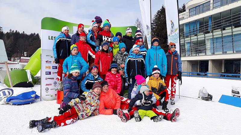 Lyžaři LK Slovan Karlovy Vary udělali o víkendu tečku za republikovými závody. V Novém Městě na Moravě totiž bojovali o cenné tituly nejen v Českém poháru smíšených družstev žactva, ale také v projektu běžeckého lyžování Hledáme nové naděje.