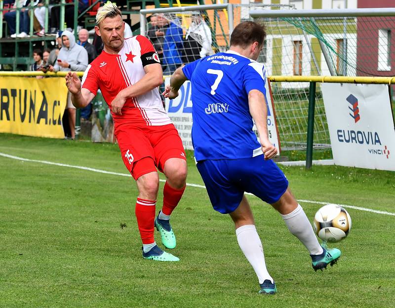 Dva body vyválčila ve vloženém 34. kole Fortuna ČFL na dvorském stadionu Slavia, která nejdříve uhrála s Převýšovem nerozhodný výsledek 1:1 a poté k tomu přidala druhý, bonusový bod z rozstřelu.