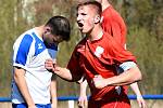 Čtvrtou výhru v řadě za sebou urval Horní Slavkov (v červeném), který tentokrát pokořil jedenáctku Staré Role 3:0.