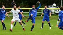 Krajské divizní derby nevyšlo hráčům Mariánských Lázní (v bílém) podle jejich představ, když museli skousnout potupnou prohru 0:6.